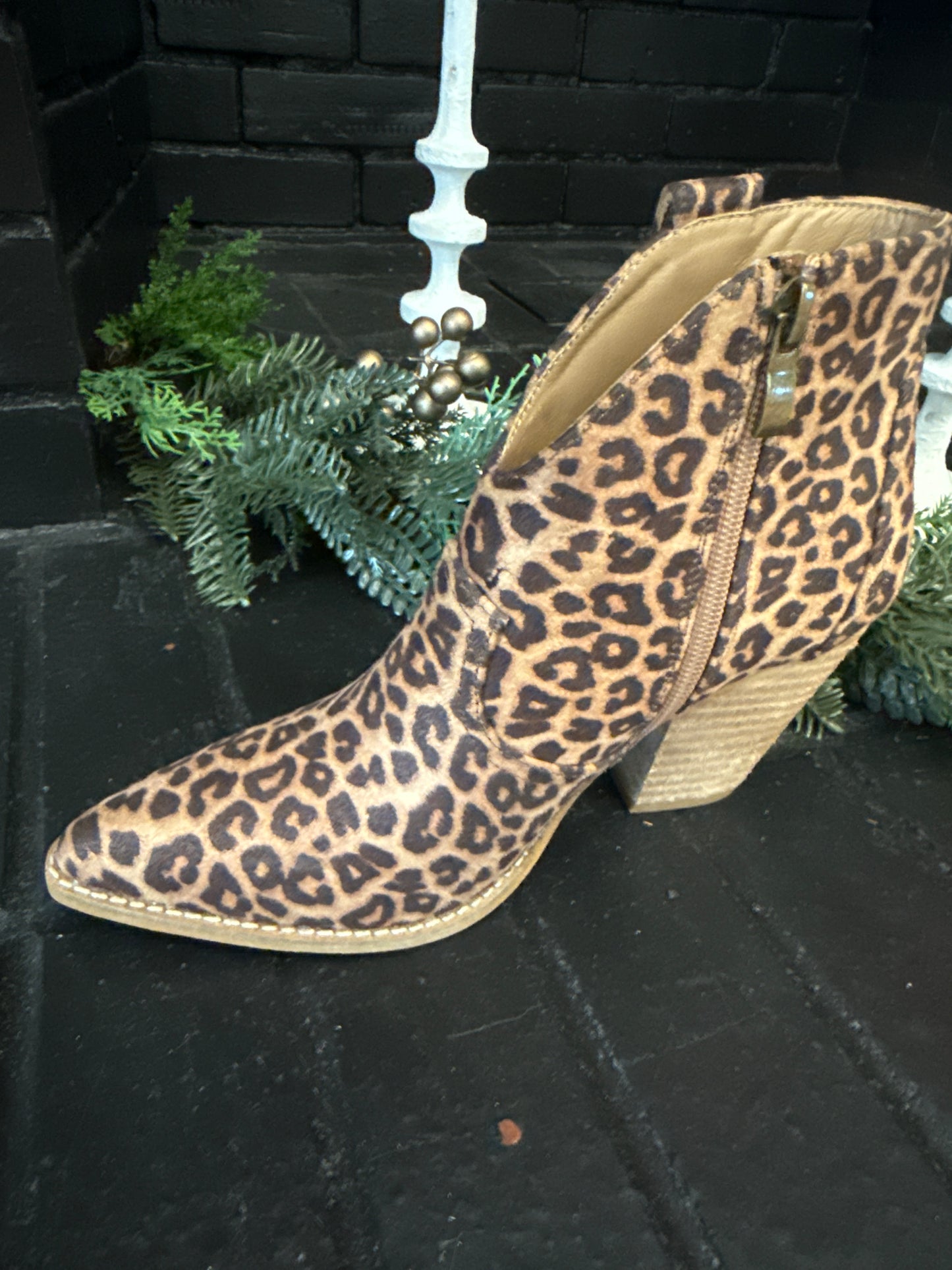 Corkys Bar Hoppin, Leopard